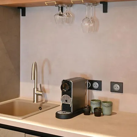 Walnut Bistro & شقة فندقية 4*