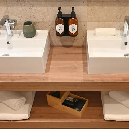 Walnut Bistro & 4*