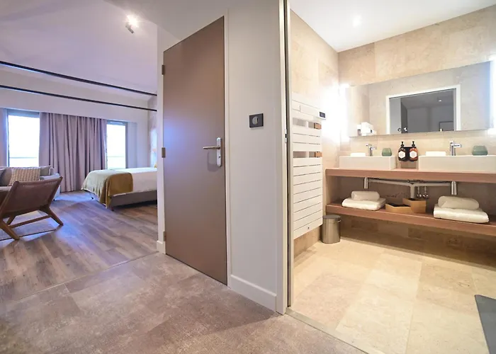 Walnut Bistro & 4* إيميت