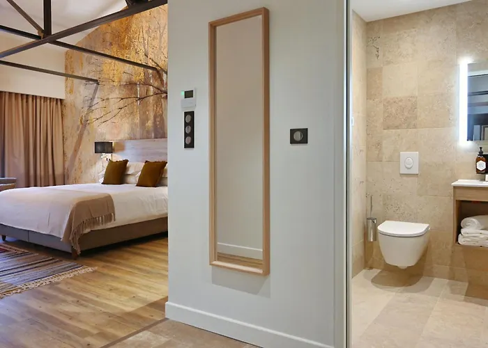 Walnut Bistro & 4* إيميت